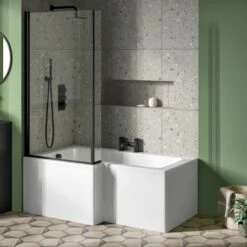 Vellamo City 6mm Matt Black Square Corner Hinged Bath Screen With Fixed Return - 1430 X 808mm -Drench Store drench 1500 l shaped bath black fixed return screen left lifestyle1